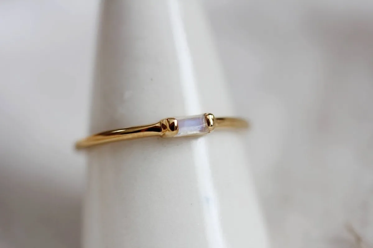 Little Gold Vesper Ring (Moonstone)