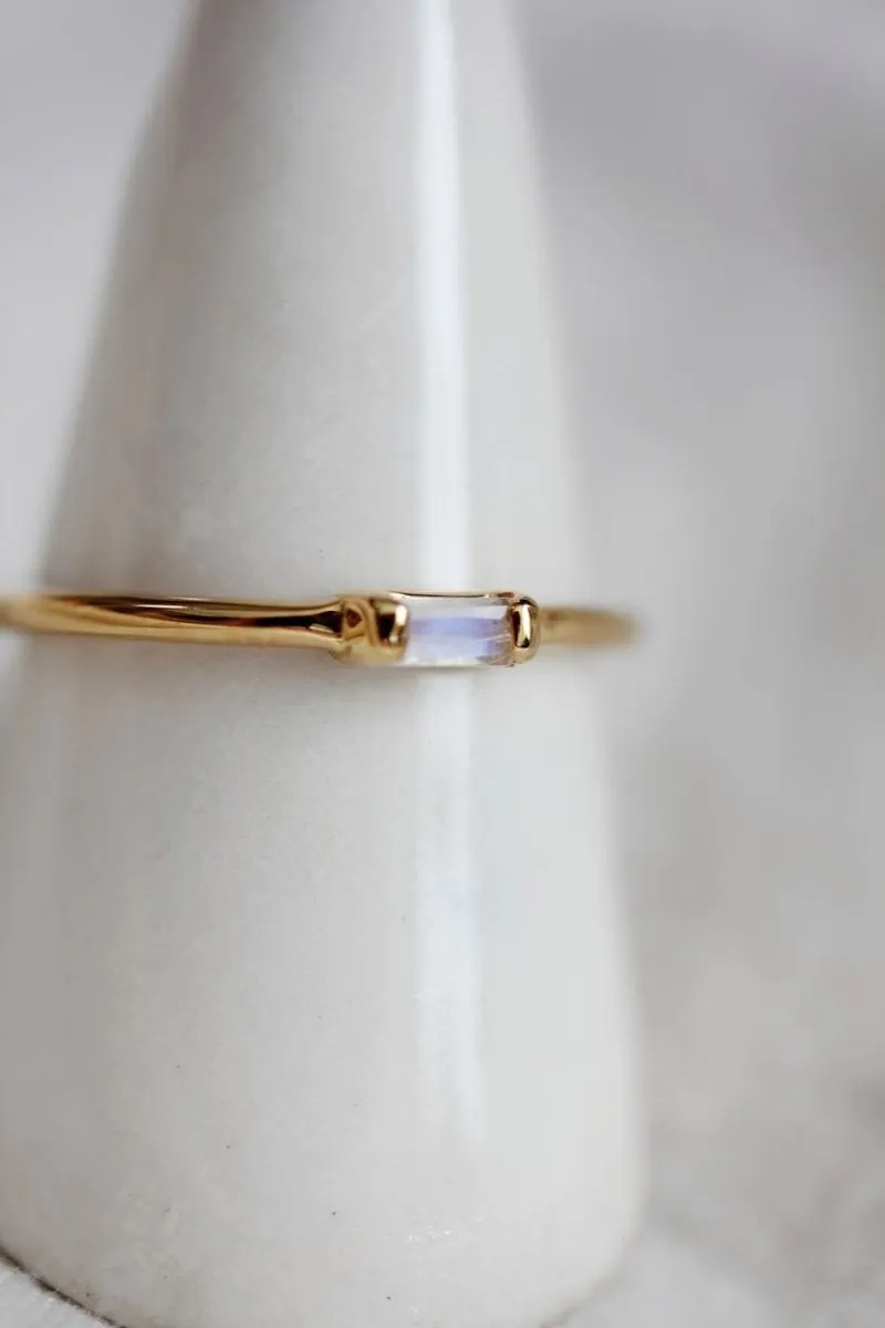 Little Gold Vesper Ring (Moonstone)